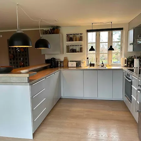 Lovely With Garden, Close To Holiday home *