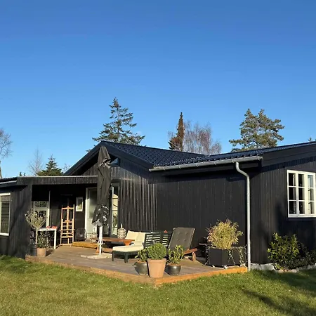 Holiday home Lovely With Garden, Close To