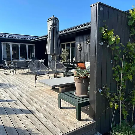 Lovely With Garden, Close To Holiday home