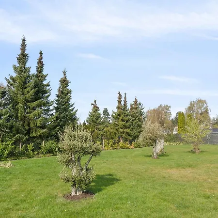 Casa vacanze Lovely With Garden, Close To